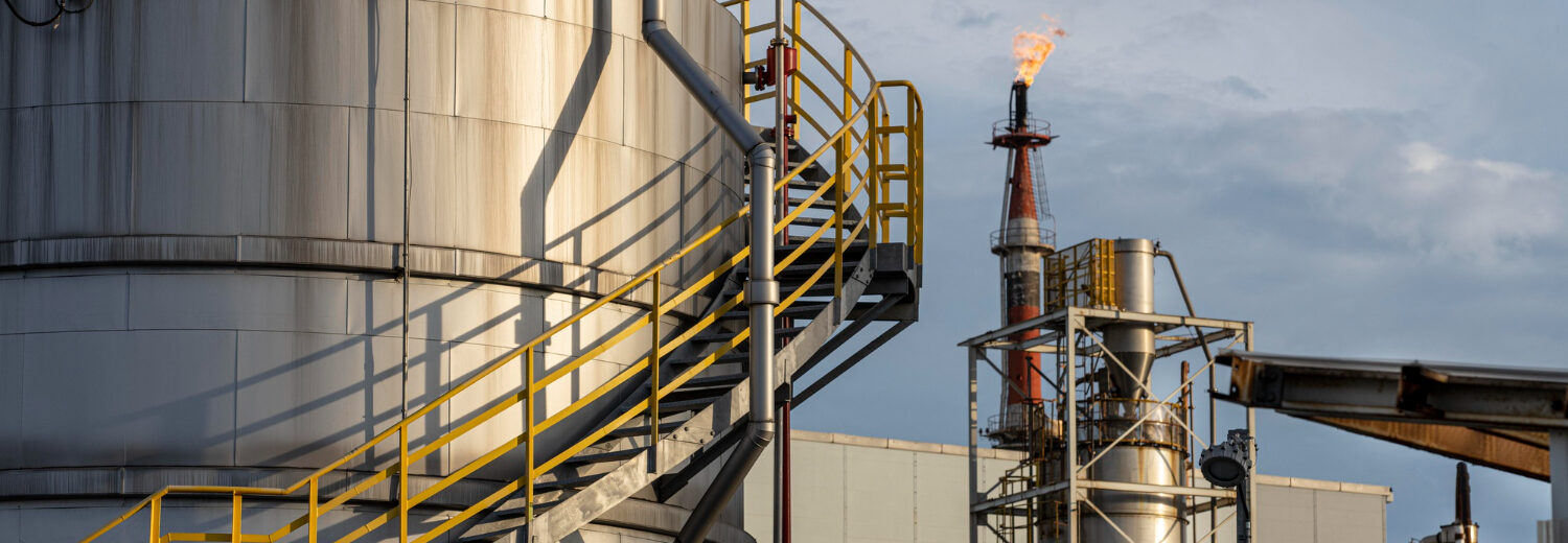 Tanques e flare em operação: instalações críticas exigem controle rigoroso de vapores, distanciamento seguro e sistemas de alívio para líquidos inflamáveis.