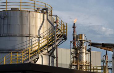 Curso NBR 17505 Armazenamento de líquidos inflamáveis e combustíveis Tanques e flare em operação: instalações críticas exigem controle rigoroso de vapores, distanciamento seguro e sistemas de alívio para líquidos inflamáveis.