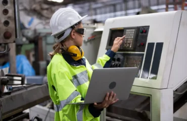 Safety engineer performs CNC machine parameterization, integrating NR 12 practices with digital analysis to ensure safe and efficient operation.