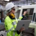 Engenheira de segurança realiza parametrização de máquina CNC, integrando práticas da NR 12 com análise digital para garantir operação segura e eficiente.