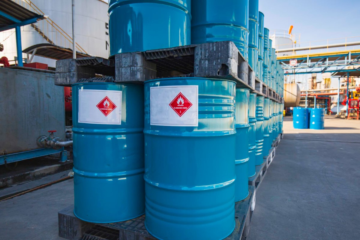 The organized storage of flammable liquids in industrial drums reduces exposure to ignition sources and supports effective risk control, fire prevention, and regulatory compliance under NR-20.