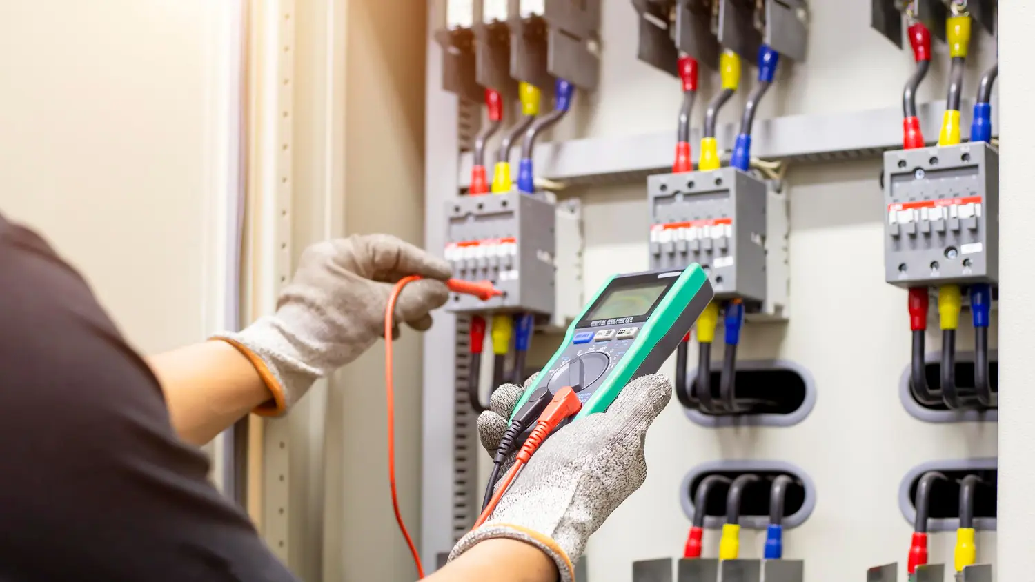 Medições com multímetro em painéis energizados procedimento exige capacitação, ART e respeito às distâncias seguras. - Curso NR10 Básico em Hindi
