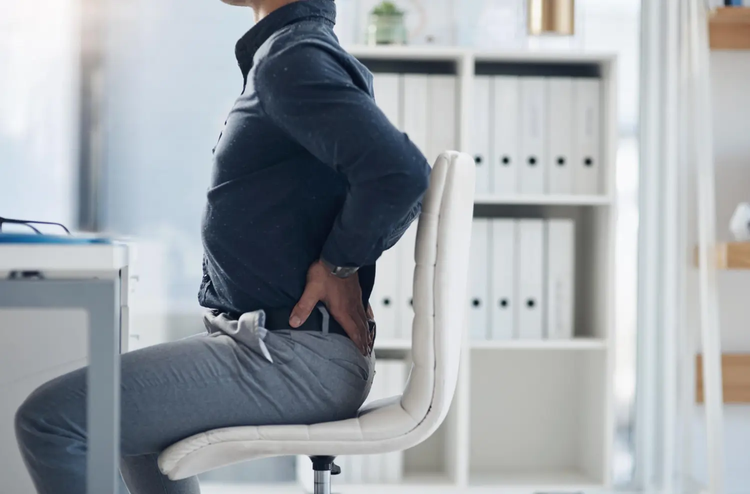 Ergonomia ignorada custa caro: lombalgia é sinal de falha no ajuste do posto de trabalho.