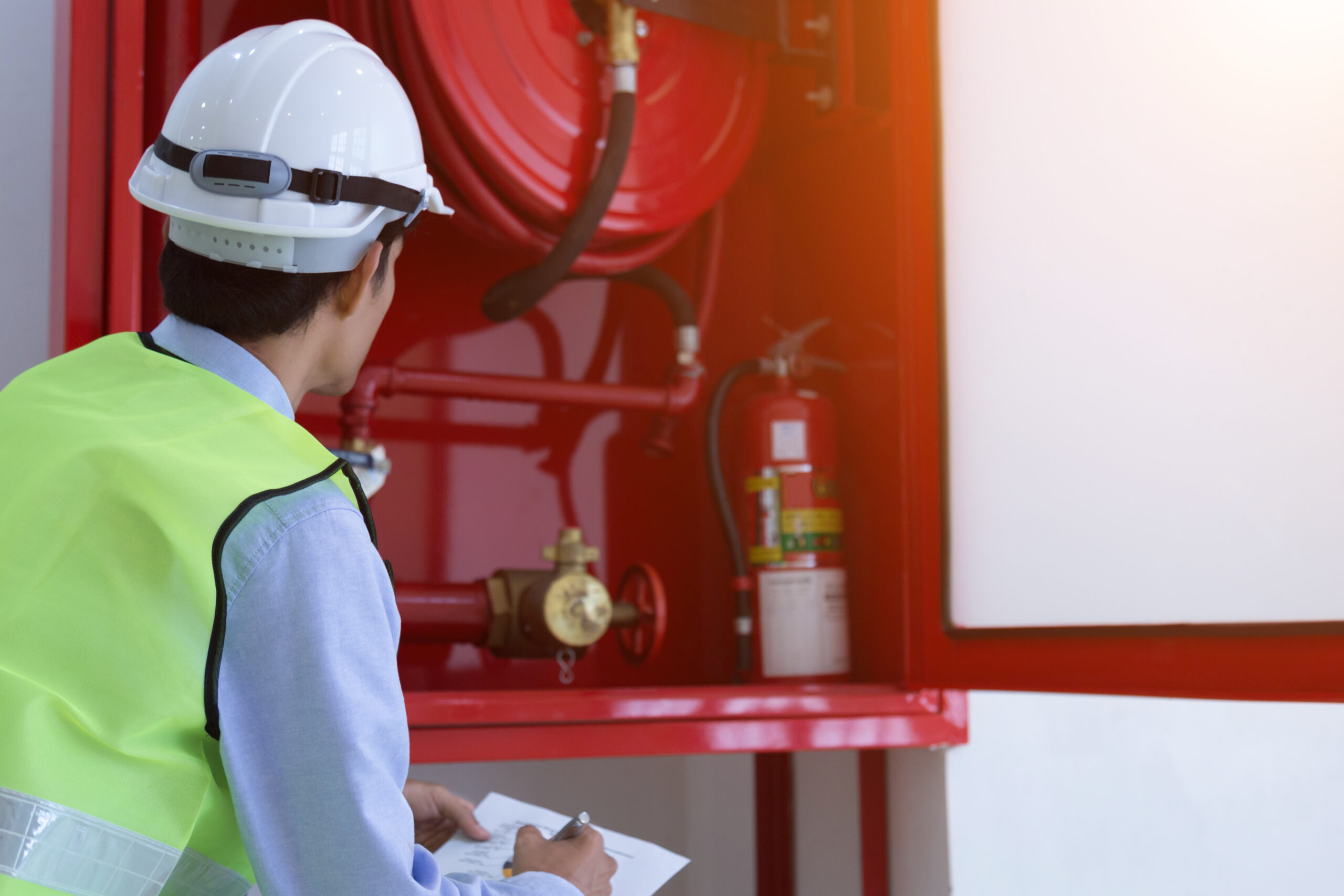 Inspeção técnica conforme NFPA 14: A verificação periódica dos sistemas de mangueiras é essencial para garantir funcionamento pleno em situações de emergência. - Curso NFPA 14 - Sistemas de Mangueiras.