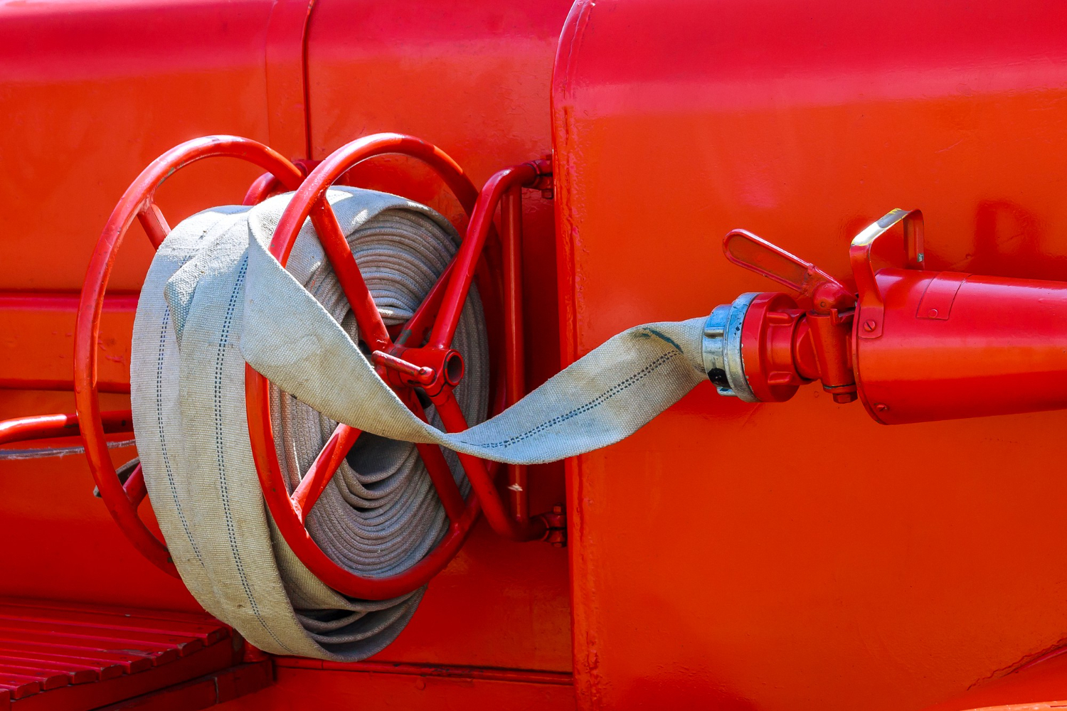 Sistemas pressurizados de resposta rápida: A instalação correta de mangueiras e tubulações garante abastecimento contínuo de água em veículos e estruturas móveis. - Curso NFPA 14 - Sistemas de Mangueiras.