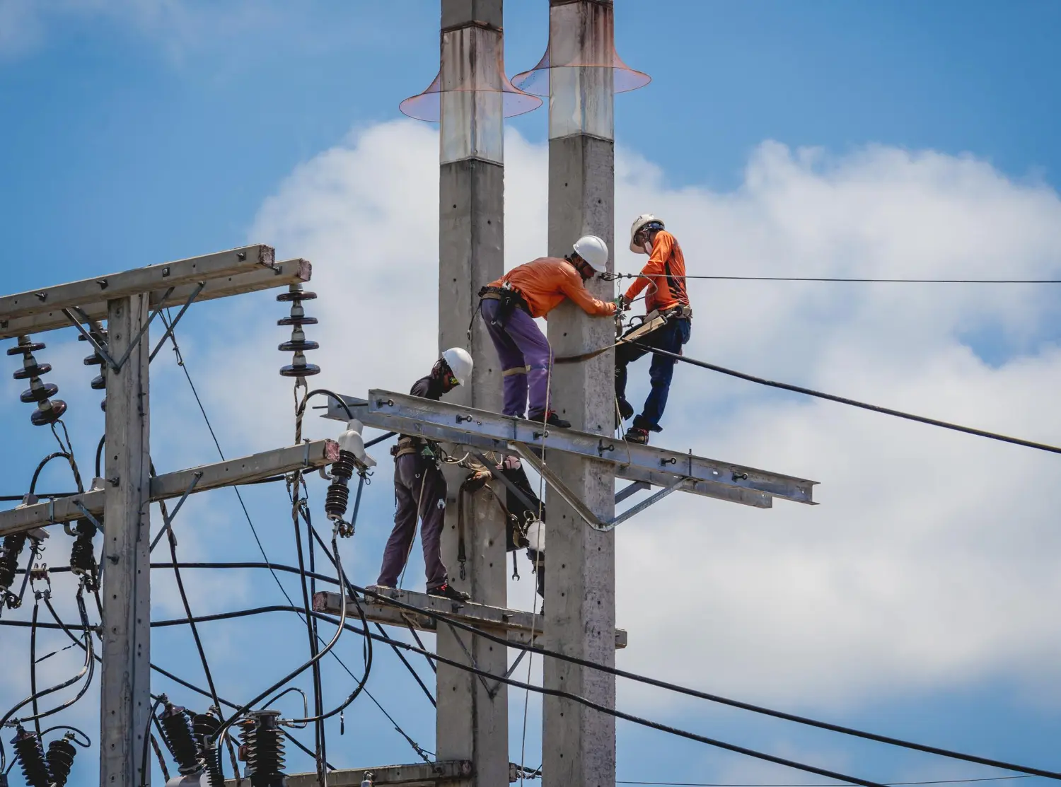 Trabalho em altura com múltiplos profissionais no SEP. Segurança depende de disciplina técnica e execução conforme protocolo.