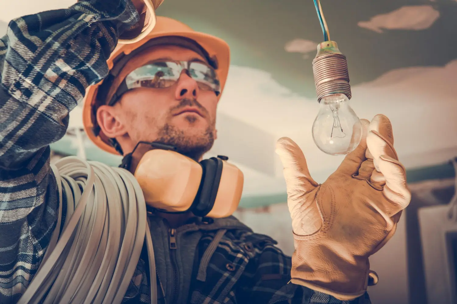 Técnico autorizado executa desenergização conforme NR 10 em russo técnico.