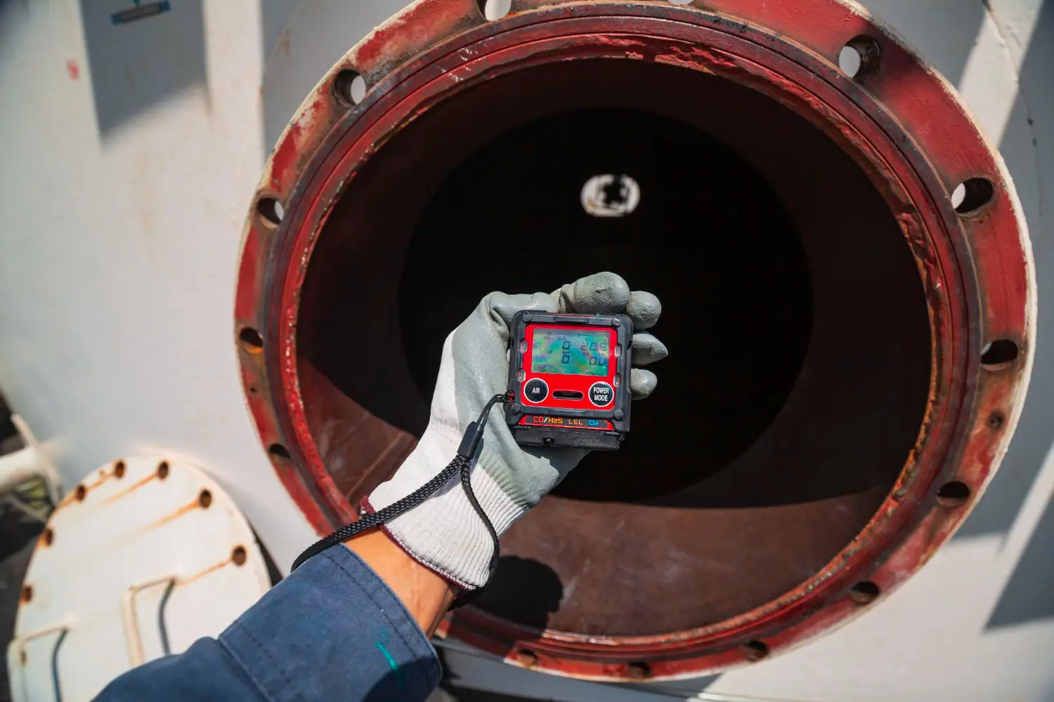  Inspeção de segurança em espaço confinado: verificação da atmosfera interna precede a medição ultrassônica, garantindo proteção do inspetor e confiabilidade do ensaio.