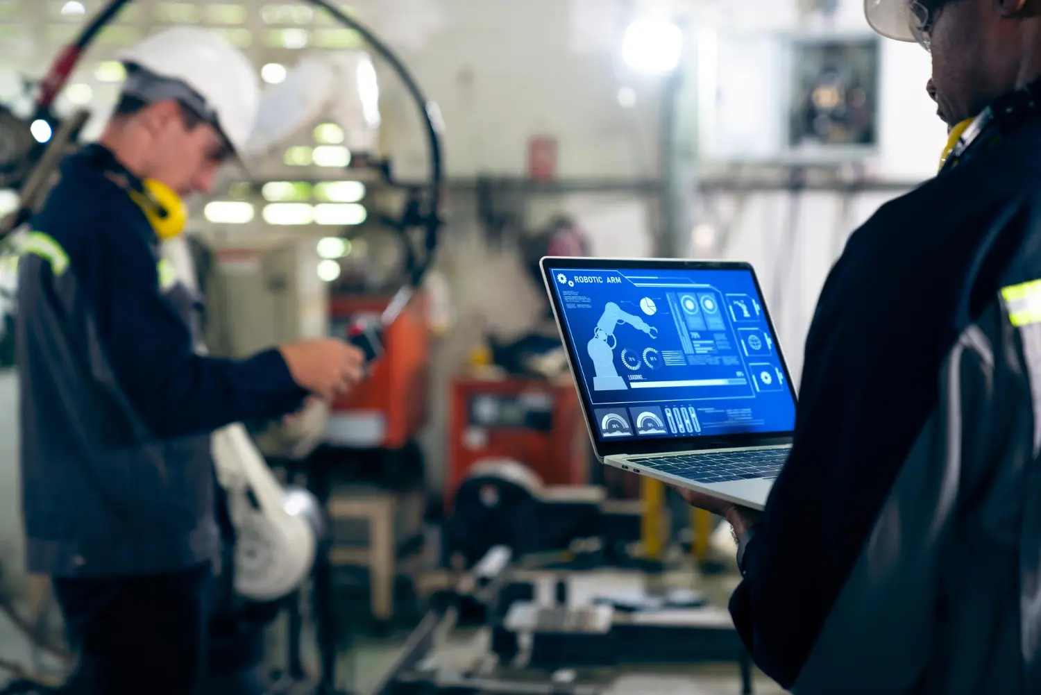  Interpretação digital de ensaios não destrutivos: técnico avalia dados de espessura e integridade estrutural com suporte de inteligência digital e sistemas embarcados de monitoramento.