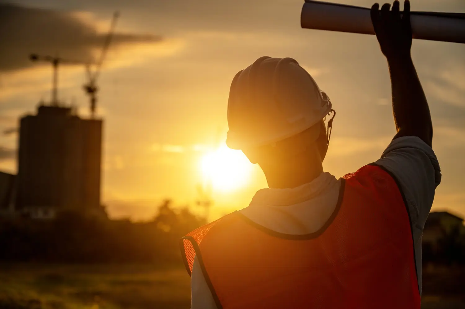 O trabalho sob radiação solar intensa exige avaliação térmica detalhada, considerando insolação, refletância e tempo de exposição, conforme critérios da NHO-06 e NR 15 – Anexo 3.