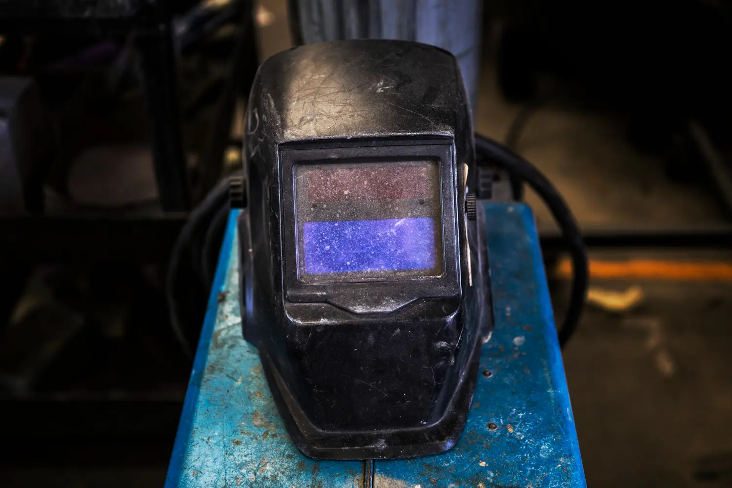 Equipamento de proteção individual essencial para soldadores, evidenciando o ambiente técnico em que se aplicam os Ensaios Não Destrutivos de Ultrassom após a união dos metais.