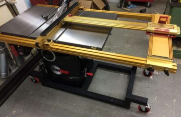 O Objetivo do Curso é fornecer os requisitos técnicos de segurança para operações com serras estacionarias e deslocáveis, capacitando os profissionais para opera-las com segurança, visando a proteção do operador e do equipamento utilizado, para que não haja acidentes. Curso Serras Dimensionais Estacionárias e Deslocáveis