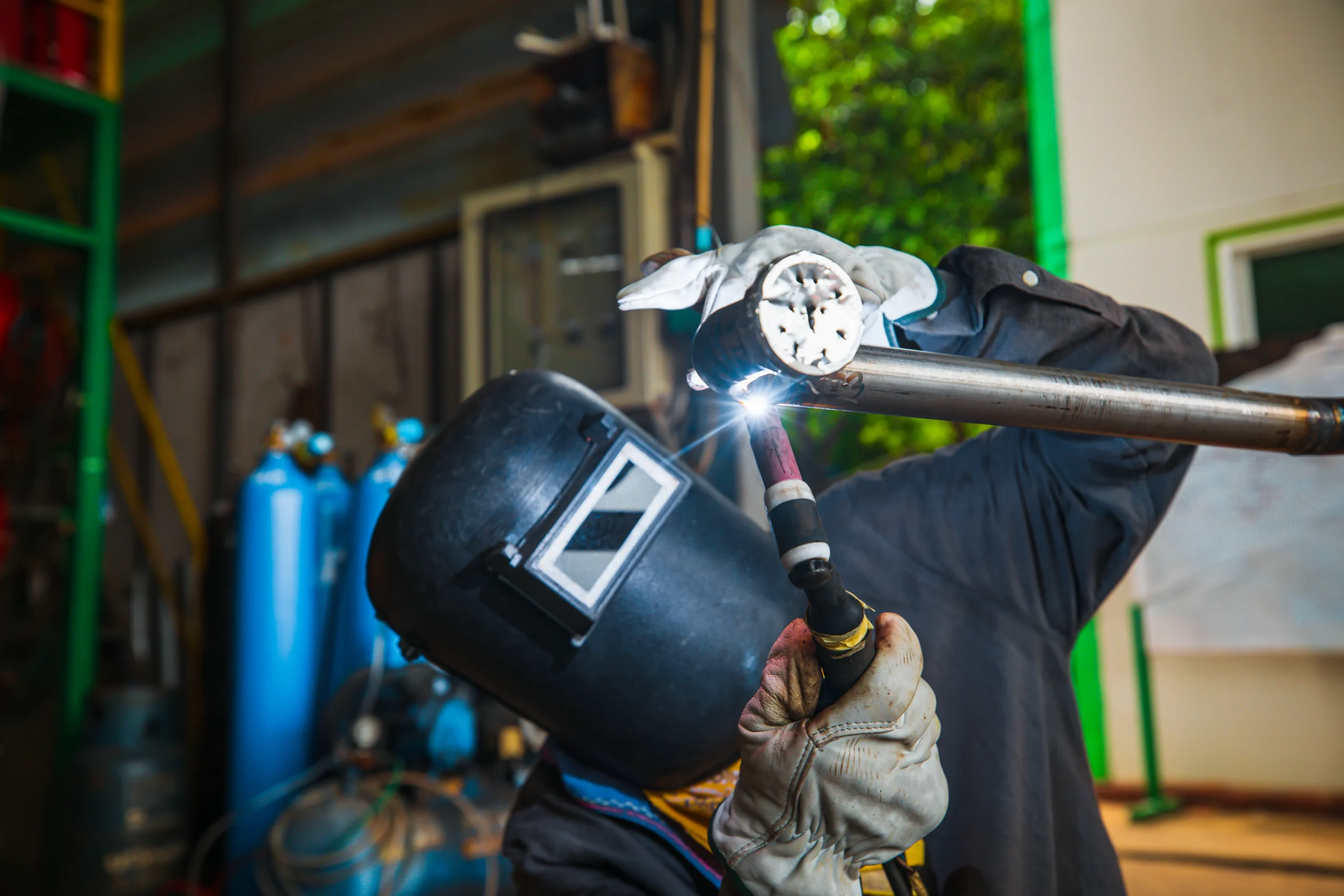 Durante o trabalho, o operador verifica vazamentos e estanqueidade dos equipamentos de gás conforme o curso solda acetileno ensina, prevenindo retrocessos de chama.