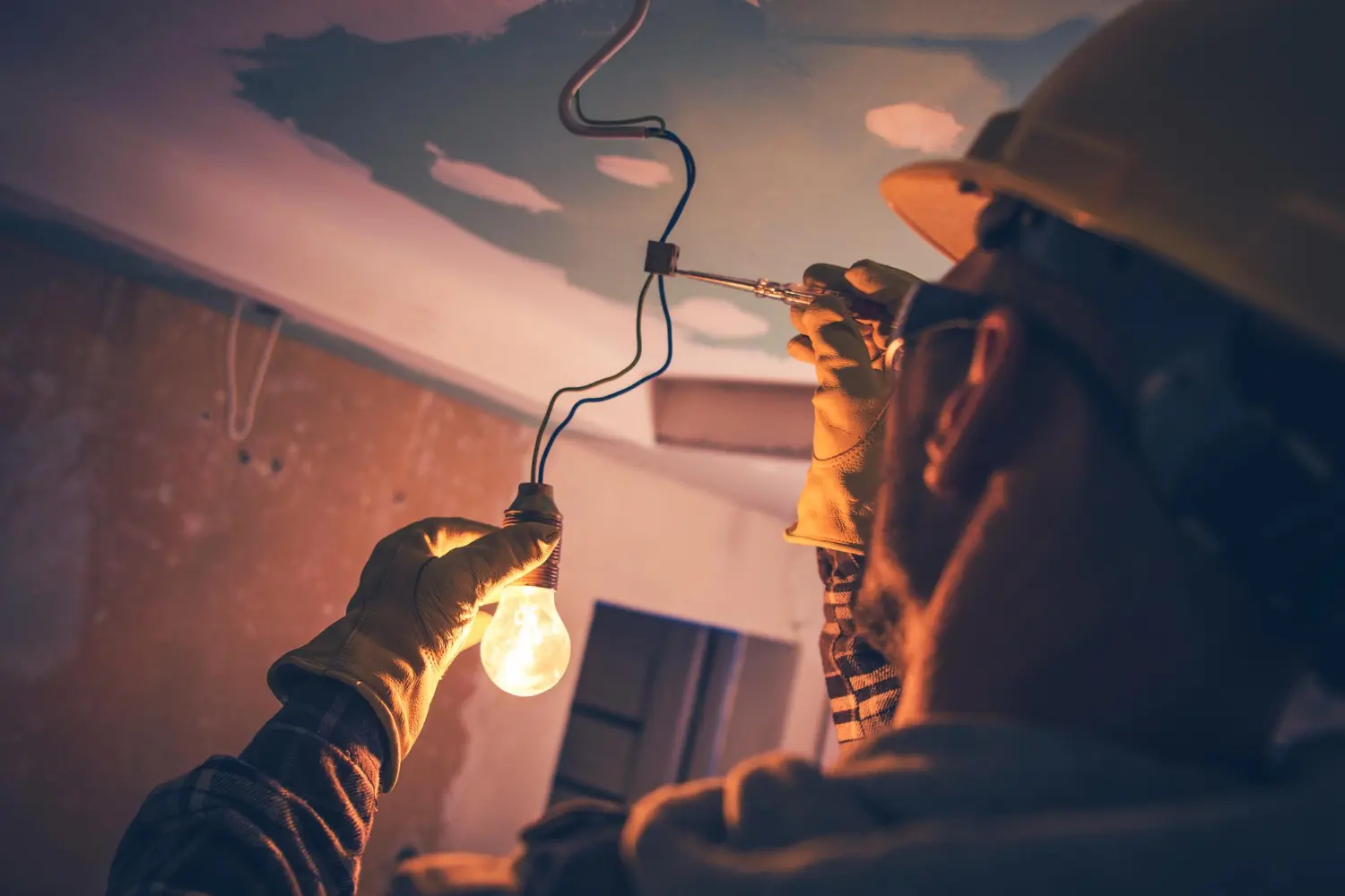 Execução de instalação elétrica segura exige conhecimento técnico, uso de EPI e conformidade com a NR 10. Cada ponto de iluminação precisa seguir especificações de projeto luminotécnico com ART.
