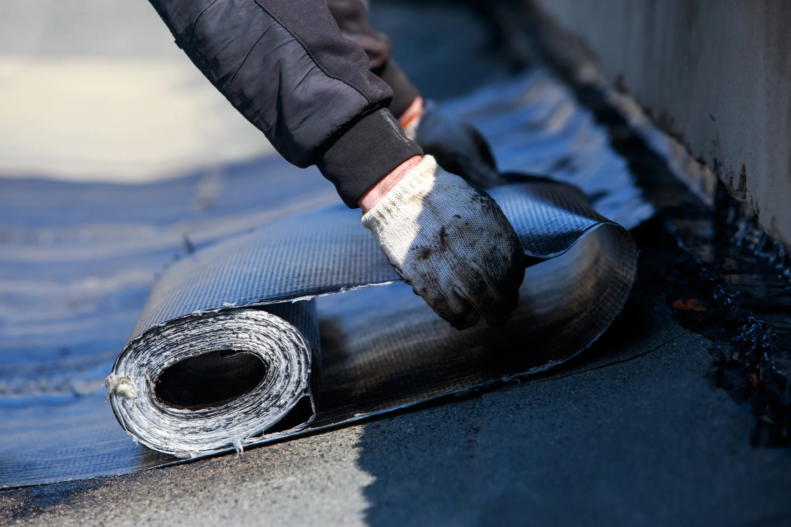 Impermeabilização com manta asfáltica aluminizada moldada a quente. Uma solução flexível ideal para lajes e áreas sujeitas à movimentação estrutural. 