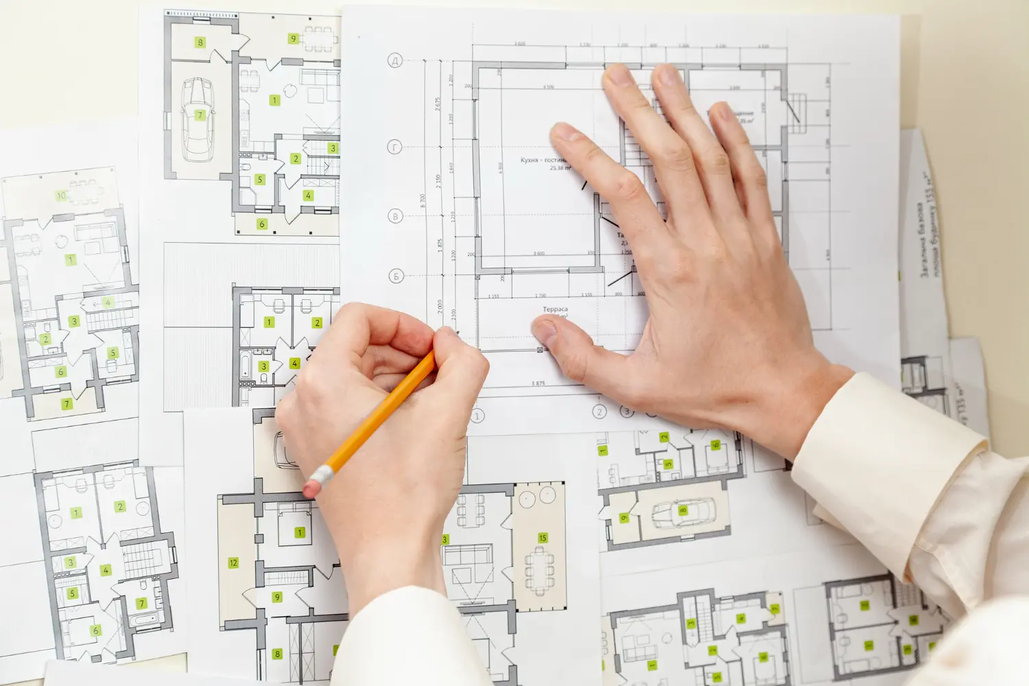 Revisão e compatibilização da planta arquitetônica com os pontos de iluminação etapa crítica para dimensionamento correto de lux, distribuição uniforme e eliminação de ofuscamentos.