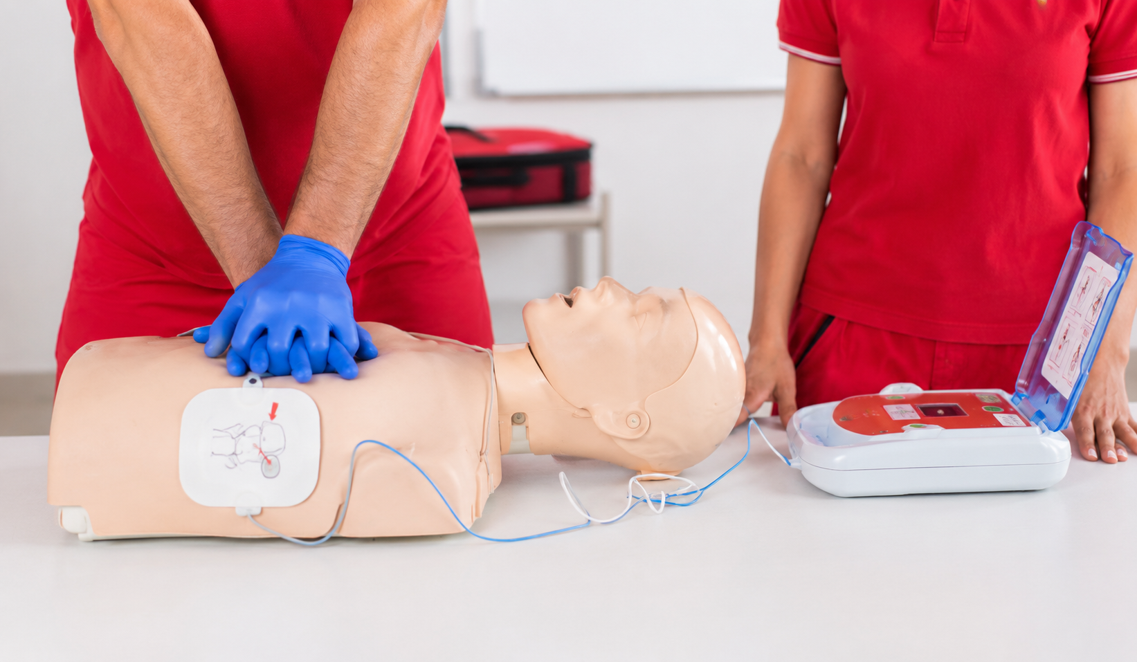 Treinamento Prático de RCP com Desfibrilador Externo Automático (DEA) Durante o Curso de Primeiro Socorro Nível 3, os participantes desenvolvem habilidades práticas para reconhecer a parada cardiorrespiratória, executar corretamente a Ressuscitação Cardiopulmonar (RCP) e utilizar o Desfibrilador Externo Automático (DEA), seguindo protocolos atualizados para prestar um atendimento rápido, seguro e eficiente até a chegada da equipe médica especializada.