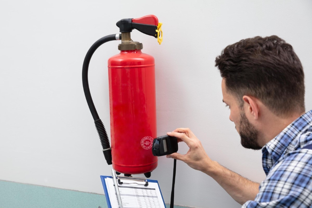 Inspeção técnica em extintor conforme critérios normativos.