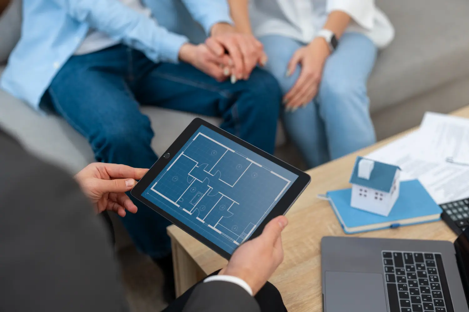 Apresentação de planta baixa digital durante a análise preliminar de viabilidade técnica de empreendimento. Ferramentas digitais otimizam a coleta de dados para avaliação conforme NBR 14653-4.