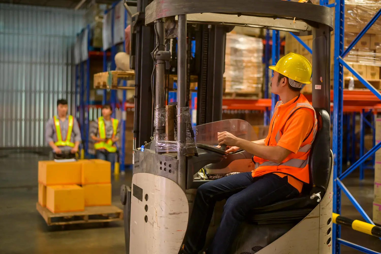 Cada operação reflete domínio técnico, respeito às normas e consciência sobre a importância do equipamento na cadeia logística.