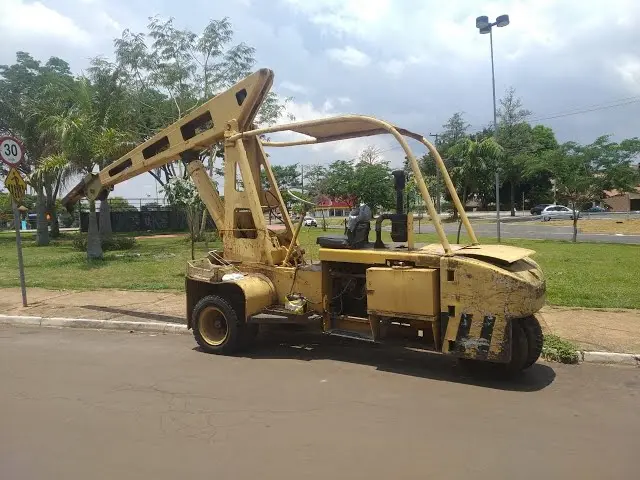 Operação segura exige leitura correta do centro de gravidade.