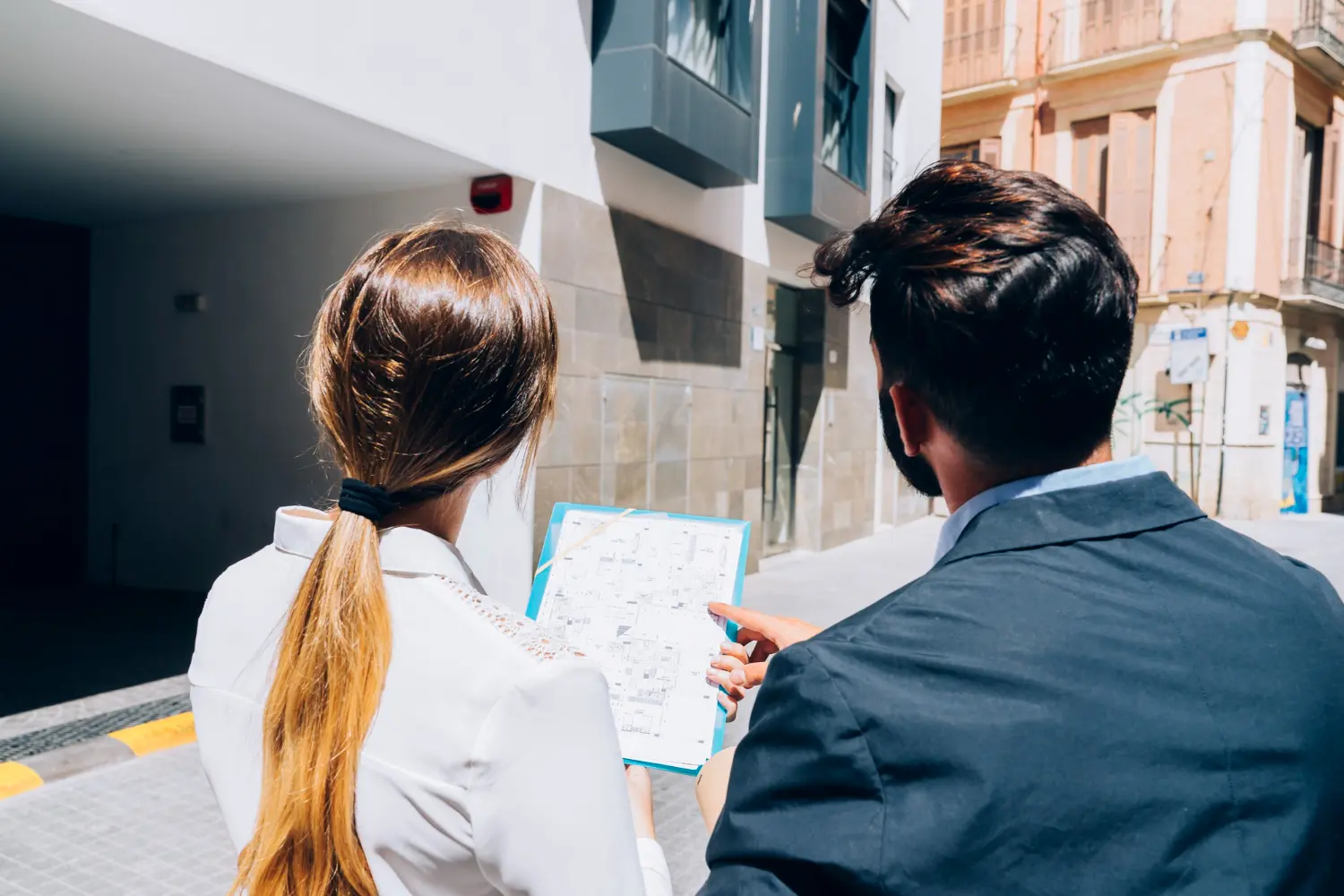 Inspeção externa de imóvel para avaliação de empreendimento. A coleta in loco permite identificar variáveis físicas e urbanísticas que impactam o valor econômico do negócio.
