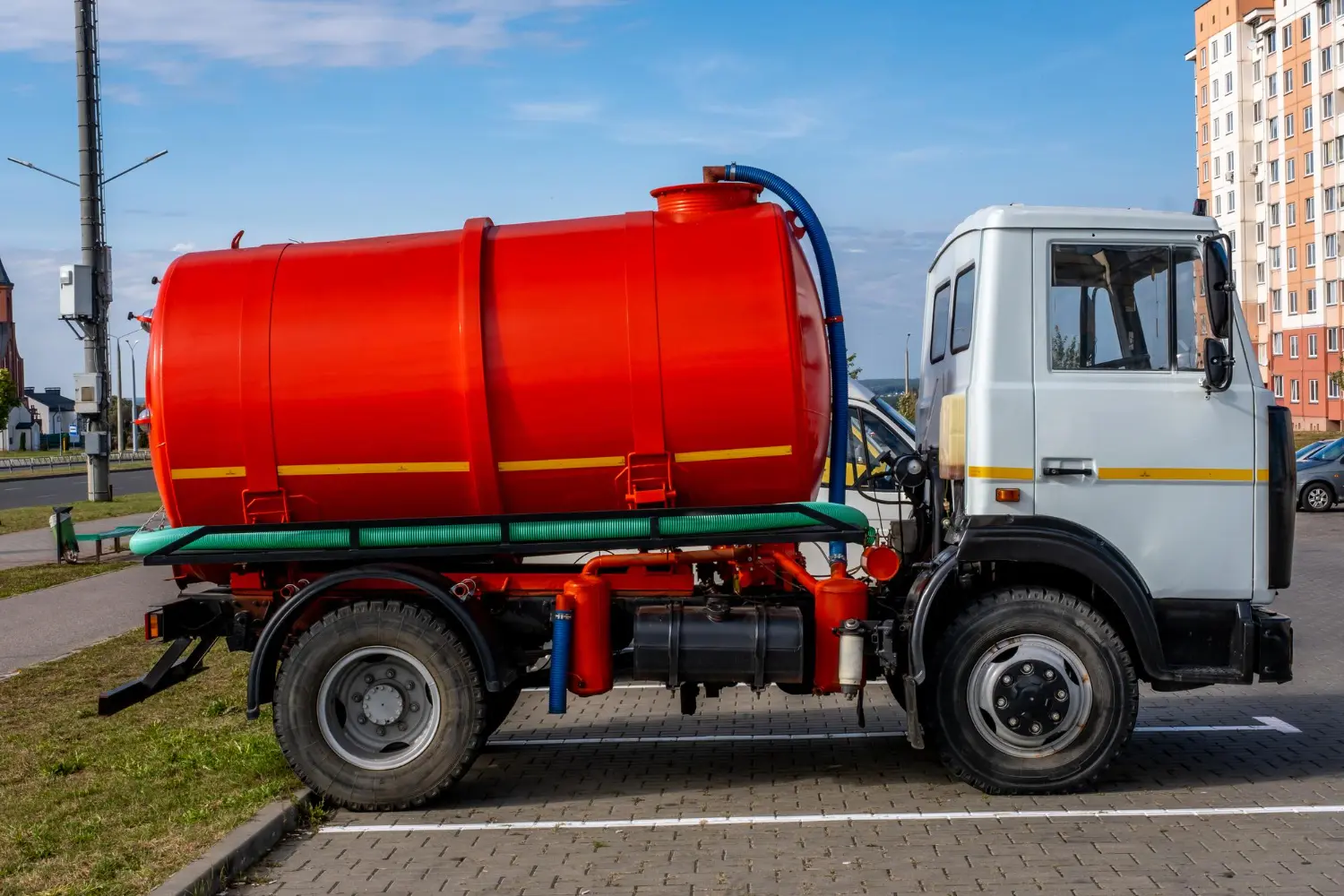 Operação de alta pressão para limpeza industrial e desobstrução de dutos com segurança controlada.