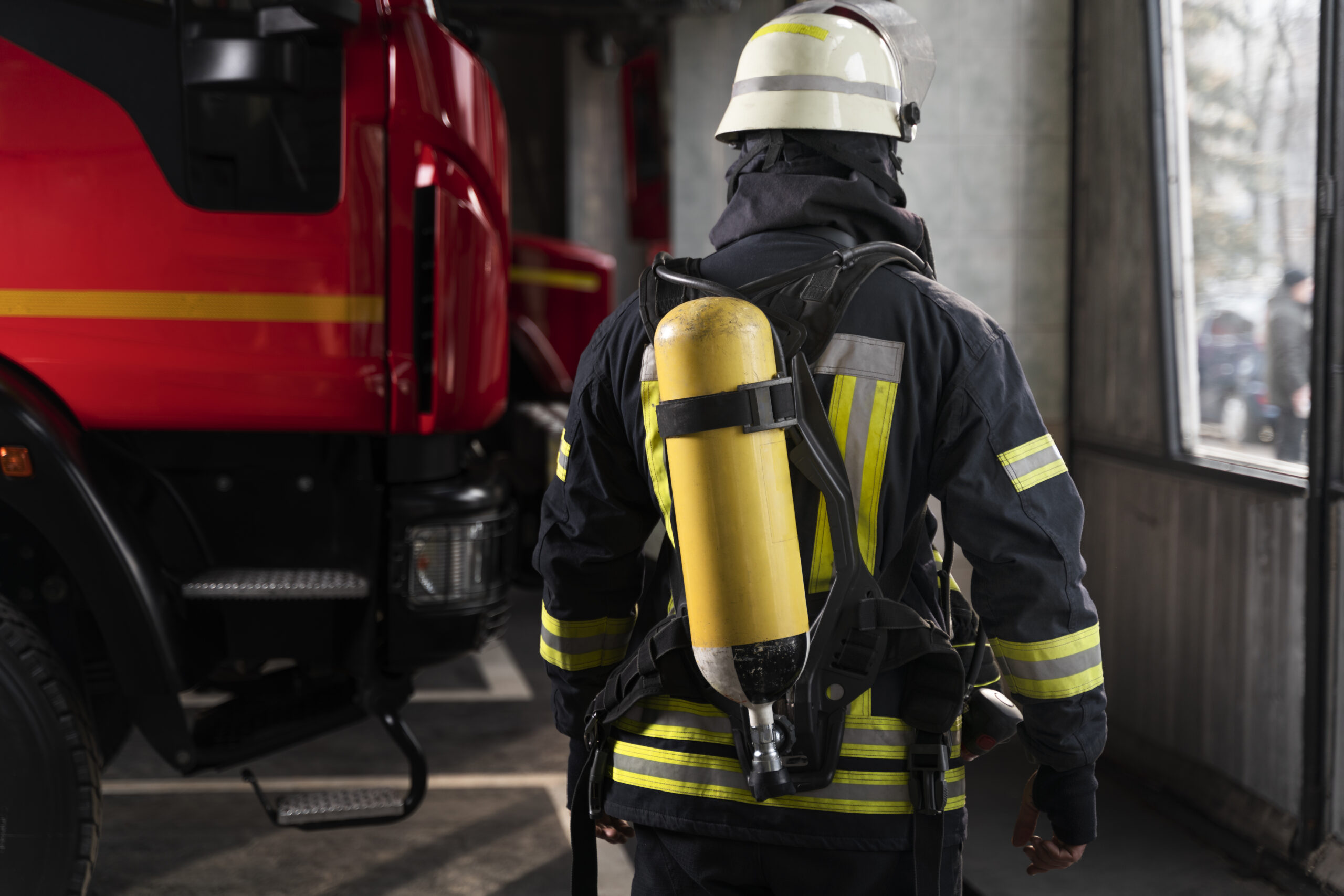 A aplicação correta das normas NFPA fortalece a resposta a emergências, aumenta a confiabilidade operacional e protege vidas em situações críticas de incêndio.