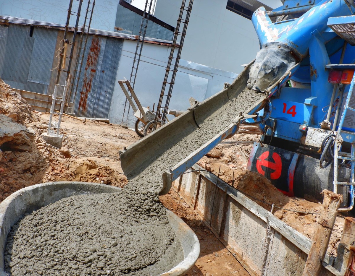 Concreto chegando com consistência adequada ao lançamento.