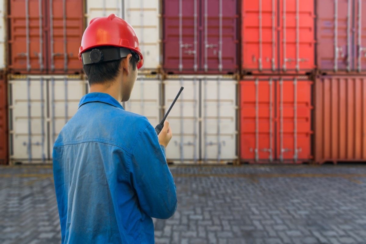 Avaliação de empilhamento e conformidade estrutural em pátio de contêineres.