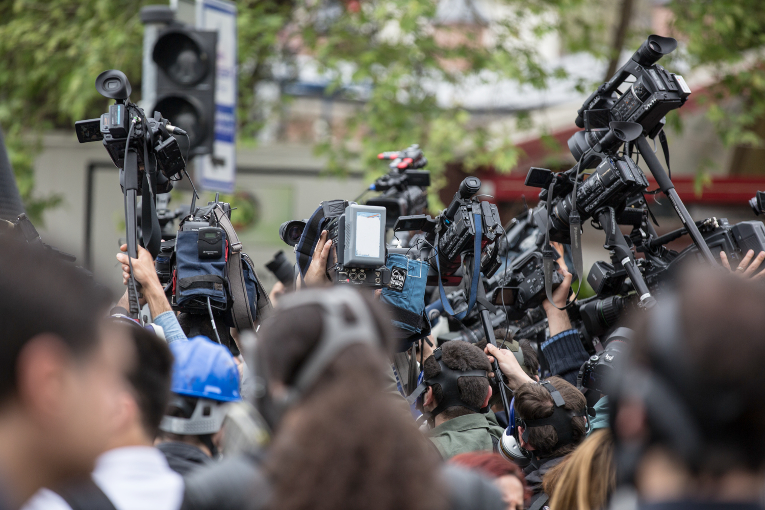 Cobertura jornalística ao vivo com múltiplas equipes de filmagem - Curso Transmissão Ao Vivo