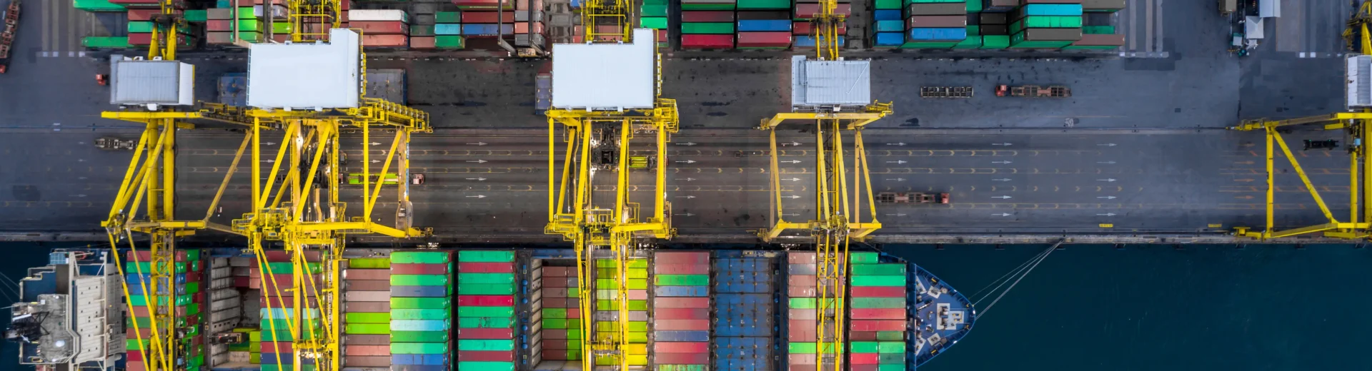Movimentação portuária de unidades marítimas portáteis (POU) em terminal offshore. As estruturas seguem padrões DNVGL-ST-E273 para transporte e içamento seguro.