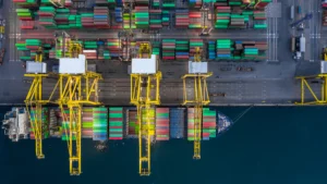 Movimentação portuária de unidades marítimas portáteis (POU) em terminal offshore. As estruturas seguem padrões DNVGL-ST-E273 para transporte e içamento seguro.