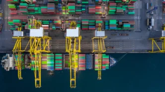 Movimentação portuária de unidades marítimas portáteis (POU) em terminal offshore. As estruturas seguem padrões DNVGL-ST-E273 para transporte e içamento seguro.