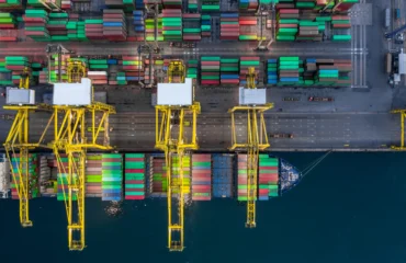 Movimentação portuária de unidades marítimas portáteis (POU) em terminal offshore. As estruturas seguem padrões DNVGL-ST-E273 para transporte e içamento seguro. Movimentação portuária de unidades marítimas portáteis (POU) em terminal offshore. As estruturas seguem padrões DNVGL-ST-E273 para transporte e içamento seguro.