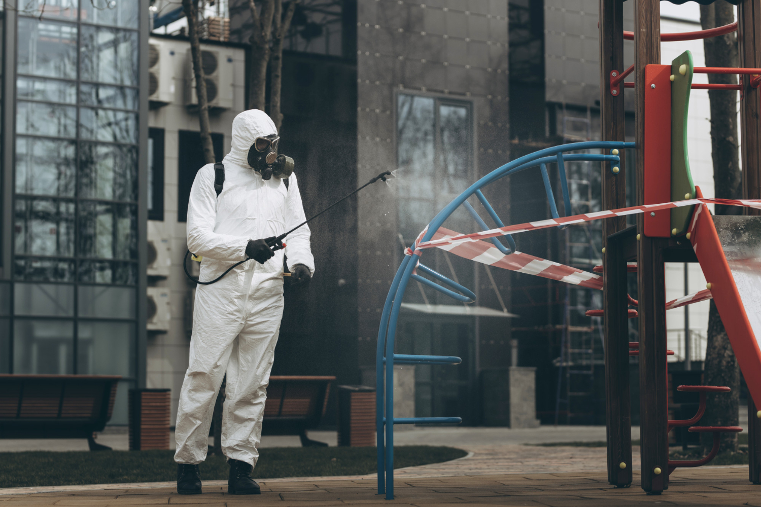 Procedimento de aplicação com produto químico pulverizado em área urbana exige planejamento da zona de segurança, uso de vestimentas de proteção e bloqueio físico. A NFPA 33 destaca a importância da contenção e sinalização em operações críticas.