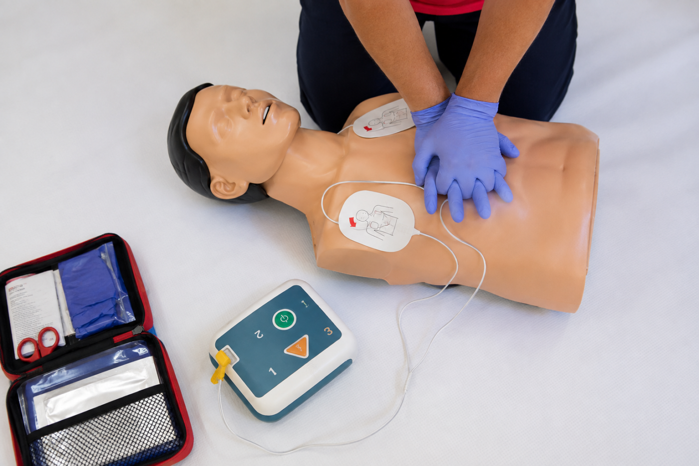 O Treinamento de Primeiros Socorros e DEA capacita os participantes para reconhecer rapidamente uma parada cardiorrespiratória, realizar compressões torácicas de alta qualidade e utilizar corretamente o Desfibrilador Externo Automático (DEA), seguindo os protocolos atualizados da American Heart Association (AHA) para aumentar as chances de sobrevivência até a chegada da equipe de emergência.