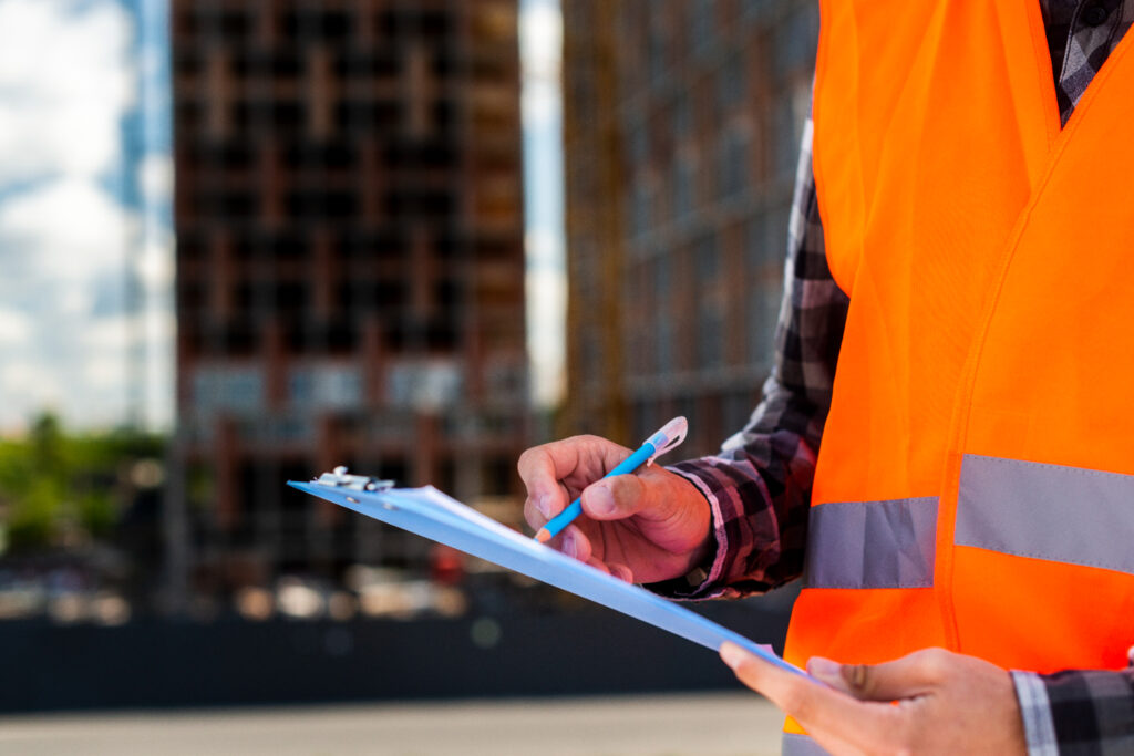 Levantamento detalhado dos perigos presentes no ambiente de trabalho. Isso inclui a análise dos processos, condições e atividades realizadas. Classificam-se os riscos em várias categorias, como físicos, químicos, biológicos, ergonômicos e psicossociais. - GRO – Gerenciamento de Riscos Ocupacionais