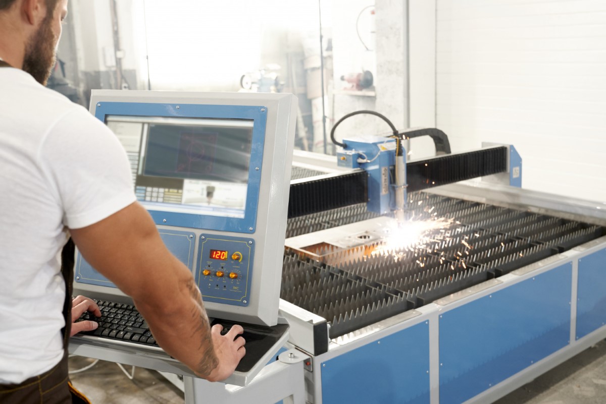 Operação CNC monitorada para garantir cortes seguros e precisos.