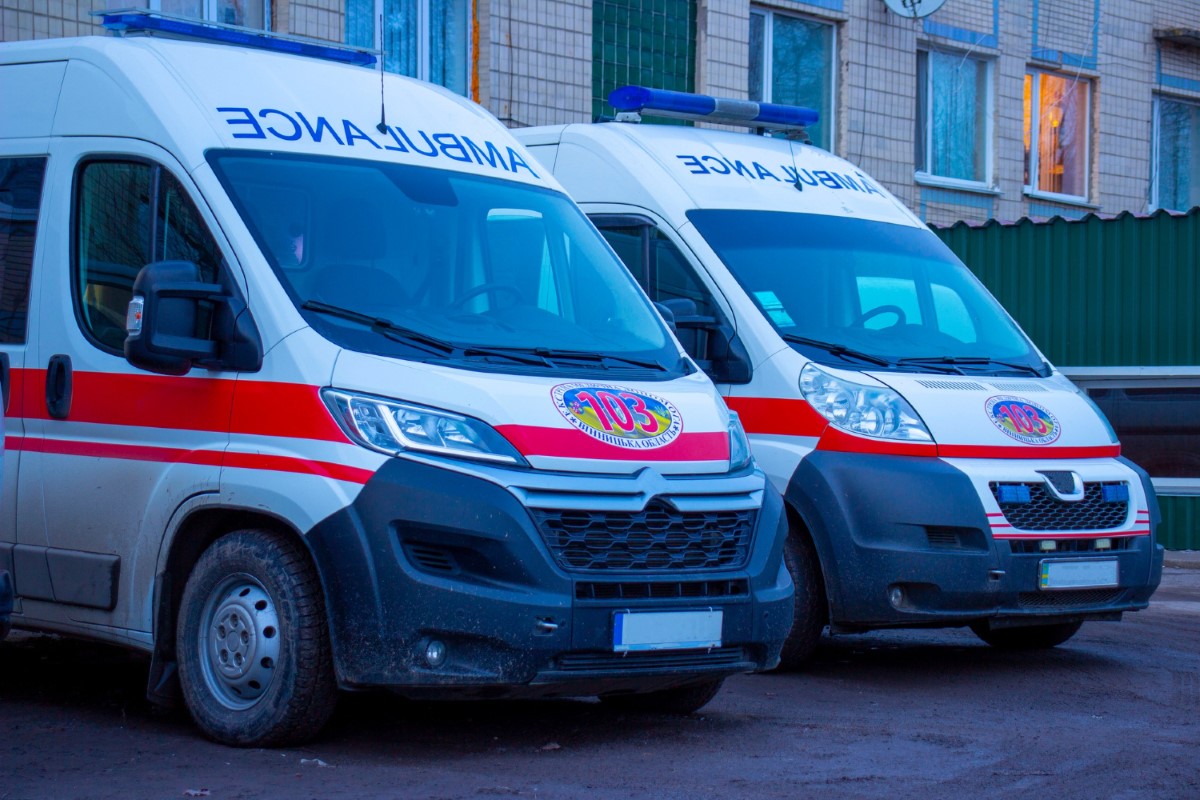 Veículos de emergência configurados conforme requisitos normativos para garantir segurança, desempenho e resposta rápida em atendimento pré-hospitalar.