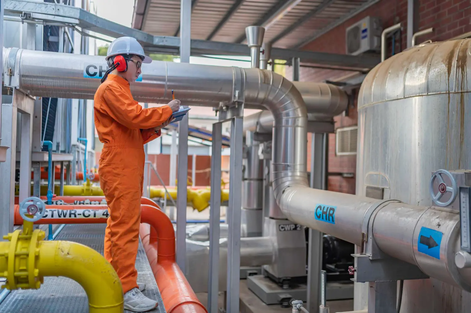 Cada inspeção programada representa um ato de prevenção, garantindo que válvulas, tanques e conexões trabalhem em perfeita harmonia com as normas