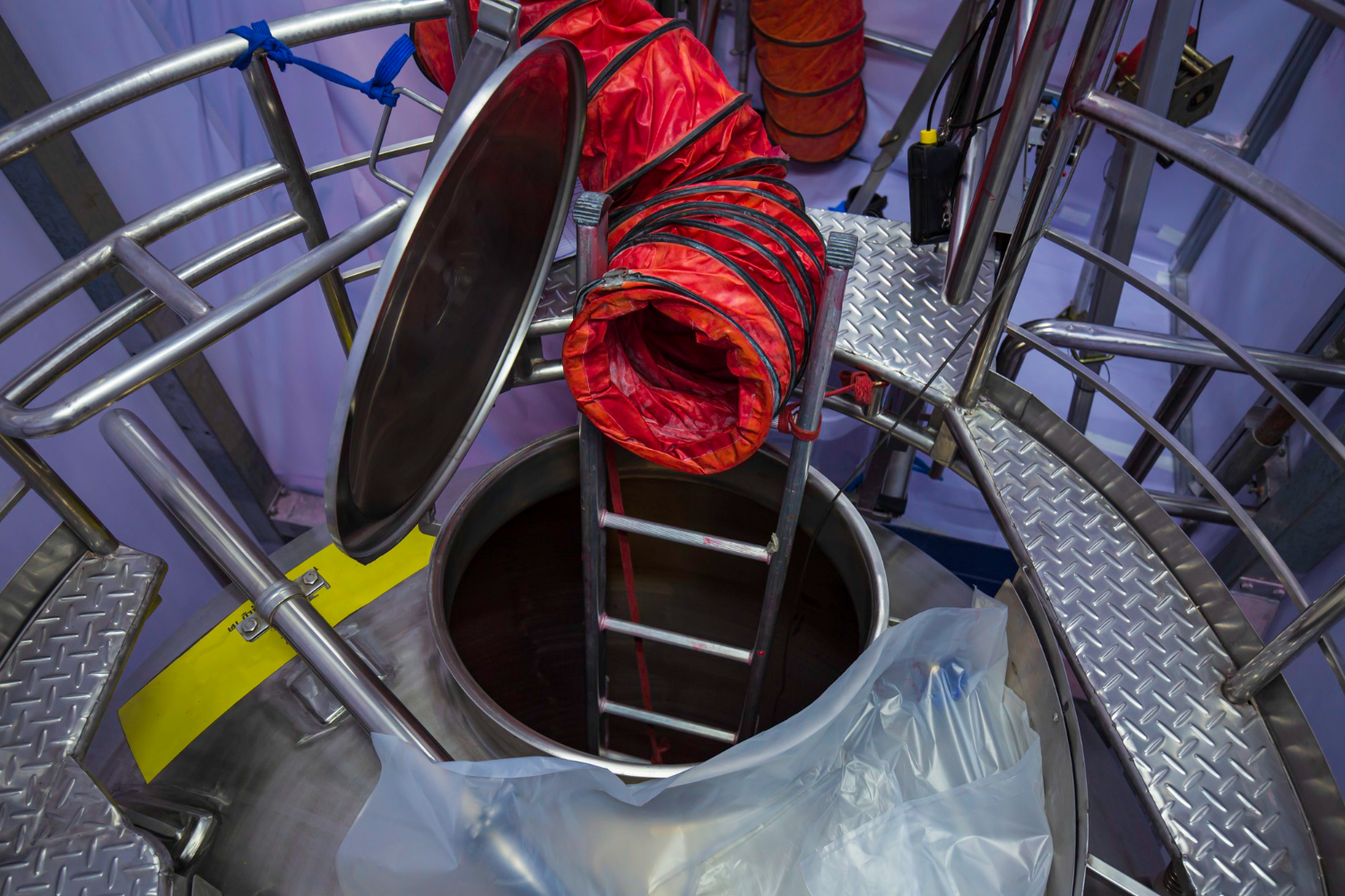 Sistema de ventilação mecânica instalado antes da entrada em espaço confinado vertical. A norma NFPA 350 reforça a importância da renovação contínua do ar para manter o ambiente em condições respiráveis.
