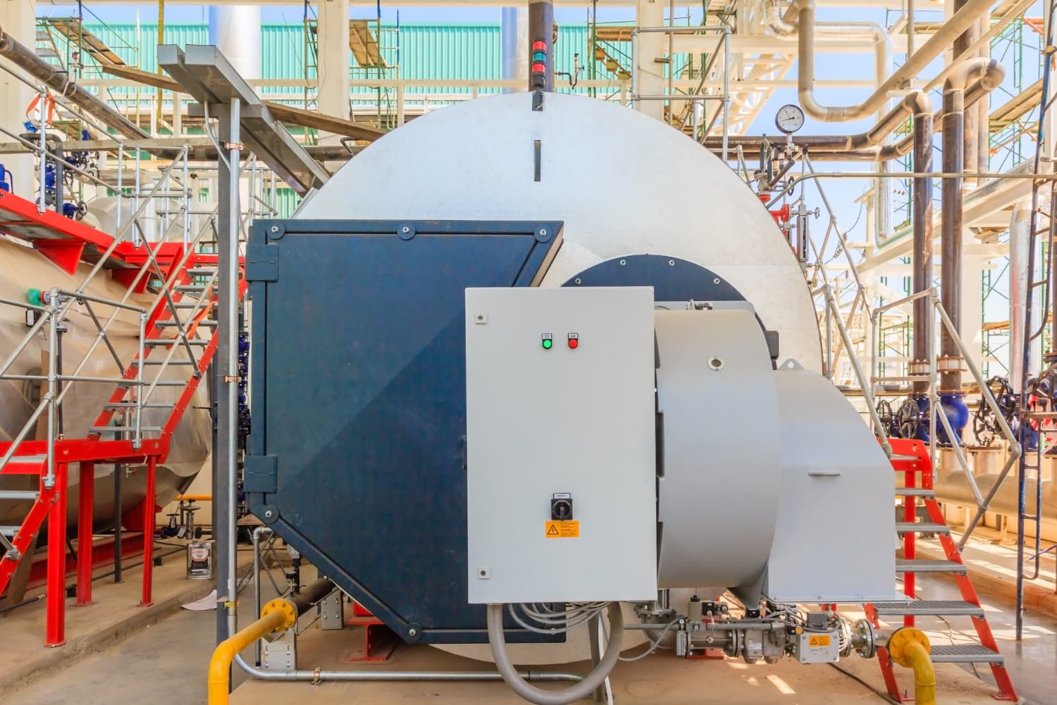 Boiler industrial em ambiente pressurizado: a emissão do laudo técnico com ensaios específicos e ART registrada assegura que o equipamento está apto para operação segura dentro dos limites normativos.