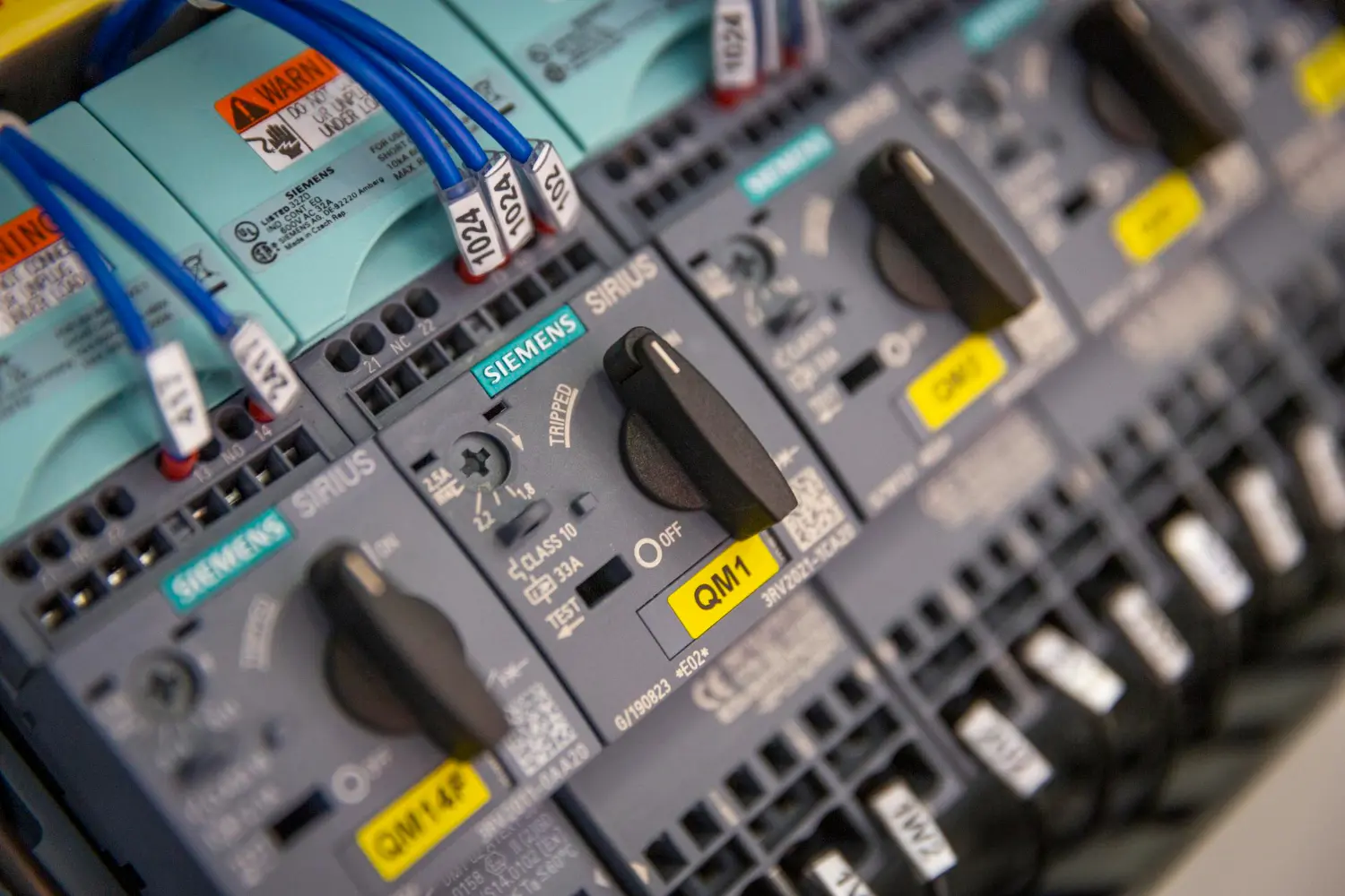 Disjuntores motores Siemens Sirius – proteção e manobra integrada em sistemas de comando e potência.