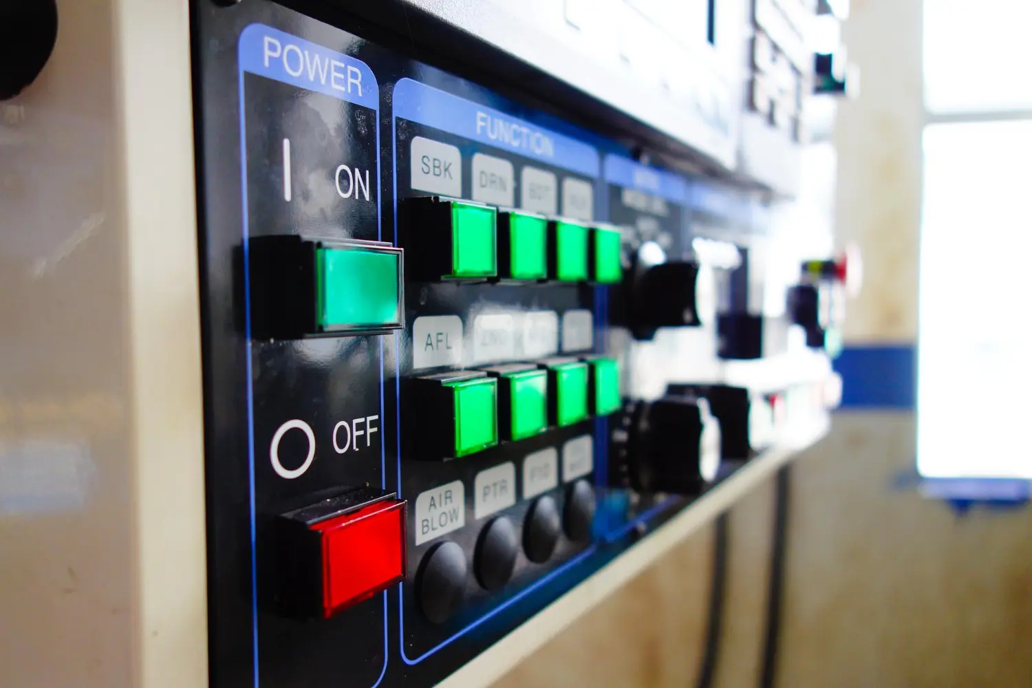  Interface de comando com botoeiras sinalizadas para acionamento manual de funções elétricas operacionais.
