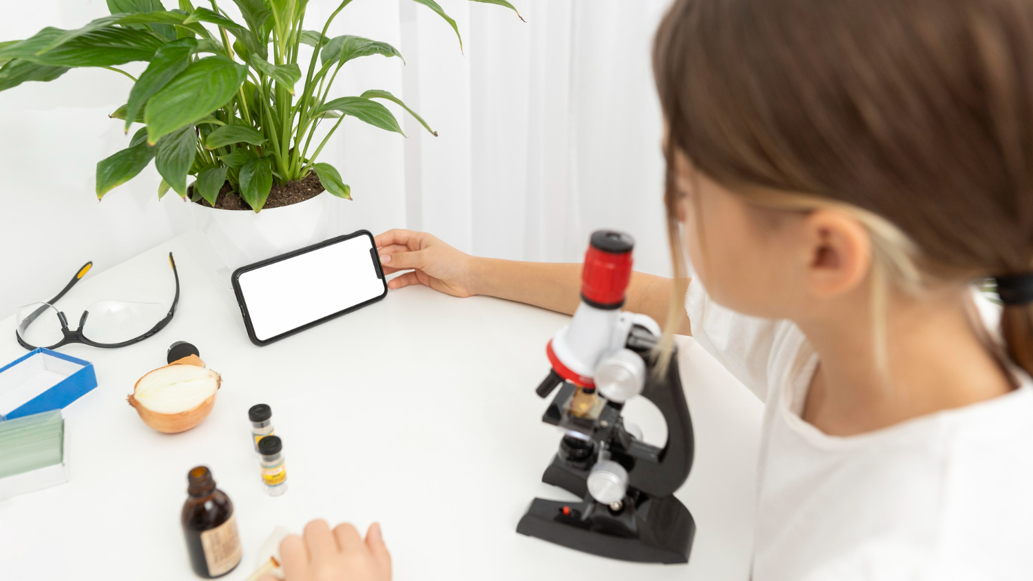 Atividade educacional com uso de microscópio e recursos naturais para desenvolvimento da percepção sensorial. A formação de consciência técnica começa pela sensibilização dos sentidos ainda em ambientes de aprendizado iniciais.