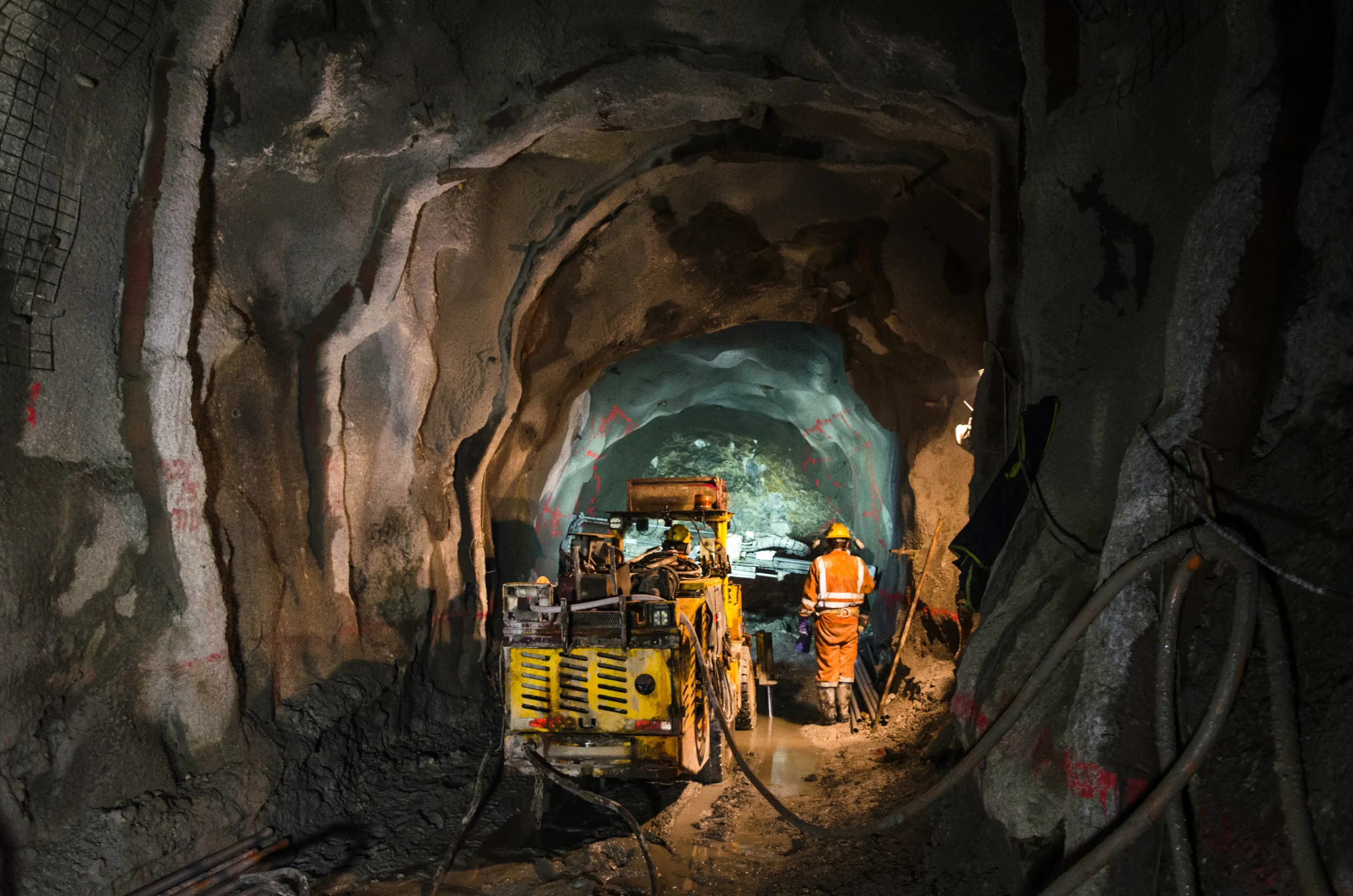 Risco elevado de desabamento, curto-circuito e exposição a gases — requer drenagem e reforço estrutural.