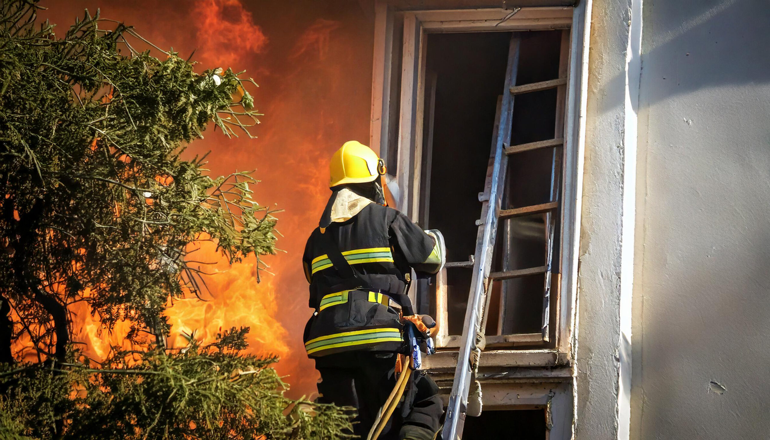 Materiais sem controle técnico podem acelerar a propagação do fogo e aumentar drasticamente a emissão de fumaça tóxica. A IT 10 CMAR atua justamente para limitar esse comportamento e ampliar a segurança da evacuação.