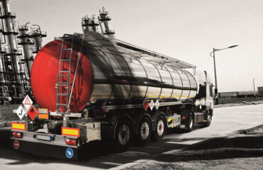 Curso Legislação de Produtos Perigosos O objetivo do Curso Aprimoramento Sobre Interpretação e Aplicação da Legislação de Transporte de Produtos Perigosos é o de prover informações atualizadas e detalhadas referentes a Legislação Brasileira e Internacional no Transporte de Produtos Perigosos mediante entendimentos de prescrições da Associação Brasileira da Industria Química – ABIQUIM e determinações legais 5.232/16 da Agencia Reguladora ANTT- Agencia Nacional de Transportes Terrestres e pelo DNIT- Departamento Nacional de Infraestrutura de Transportes. O que são Produtos Perigosos? Produtos perigosos são substâncias de origem química, biológica ou radiológica que apresentam um risco potencial à vida, à saúde e ao meio ambiente, em caso de vazamento. O grande avanço tecnológico, cada vez mais rápido, tem aumentado a quantidade e a variedade de produtos químicos em uso o que, por sua vez, aumenta a possibilidade e gravidade dos acidentes. Os acidentes podem acontecer durante movimentação e armazenagem das matérias primas componentes, fabricação e processamento, embalagem, transporte, estocagens intermediárias, re-envases, processamento e manufatura e descarte. Obs: Este Curso de extensão em Aprimoramento Sobre Interpretação e Aplicação da Legislação de Transporte de Produtos Perigosos capacita os treinandos no atendimento integral em aplicação de Legislação Oficial Vigente, entretanto, não substitui a necessária capacitação e habilitação no Transporte denominado MOPP- Movimentação de Produtos Perigosos atualmente identificado como TPP- Transporte de Produtos Perigosos. Curso Legislação de Produtos Perigosos O objetivo do Curso Aprimoramento Sobre Interpretação e Aplicação da Legislação de Transporte de Produtos Perigosos é o de prover informações atualizadas e detalhadas referentes a Legislação Brasileira e Internacional no Transporte de Produtos Perigosos mediante entendimentos de prescrições da Associação Brasileira da Industria Química – ABIQUIM e determinações legais 5.232/16 da Agencia Reguladora ANTT- Agencia Nacional de Transportes Terrestres e pelo DNIT- Departamento Nacional de Infraestrutura de Transportes. O que são Produtos Perigosos? Produtos perigosos são substâncias de origem química, biológica ou radiológica que apresentam um risco potencial à vida, à saúde e ao meio ambiente, em caso de vazamento. O grande avanço tecnológico, cada vez mais rápido, tem aumentado a quantidade e a variedade de produtos químicos em uso o que, por sua vez, aumenta a possibilidade e gravidade dos acidentes. Os acidentes podem acontecer durante movimentação e armazenagem das matérias primas componentes, fabricação e processamento, embalagem, transporte, estocagens intermediárias, re-envases, processamento e manufatura e descarte. Obs: Este Curso de extensão em Aprimoramento Sobre Interpretação e Aplicação da Legislação de Transporte de Produtos Perigosos capacita os treinandos no atendimento integral em aplicação de Legislação Oficial Vigente, entretanto, não substitui a necessária capacitação e habilitação no Transporte denominado MOPP- Movimentação de Produtos Perigosos atualmente identificado como TPP- Transporte de Produtos Perigosos.