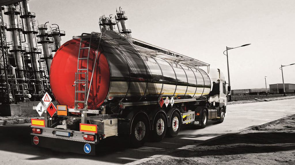 Curso Legislação de Produtos Perigosos O objetivo do Curso Aprimoramento Sobre Interpretação e Aplicação da Legislação de Transporte de Produtos Perigosos é o de prover informações atualizadas e detalhadas referentes a Legislação Brasileira e Internacional no Transporte de Produtos Perigosos mediante entendimentos de prescrições da Associação Brasileira da Industria Química – ABIQUIM e determinações legais 5.232/16 da Agencia Reguladora ANTT- Agencia Nacional de Transportes Terrestres e pelo DNIT-  Departamento Nacional de Infraestrutura de Transportes. O que são Produtos Perigosos? Produtos perigosos são substâncias de origem química, biológica ou radiológica que apresentam um risco potencial à vida, à saúde e ao meio ambiente, em caso de vazamento. O grande avanço tecnológico, cada vez mais rápido, tem aumentado a quantidade e a variedade de produtos químicos em uso o que, por sua vez, aumenta a possibilidade e gravidade dos acidentes. Os acidentes podem acontecer durante movimentação e armazenagem das matérias primas componentes, fabricação e processamento, embalagem, transporte, estocagens intermediárias, re-envases, processamento e manufatura e descarte. Obs: Este Curso de extensão em Aprimoramento Sobre Interpretação e Aplicação da Legislação de Transporte de Produtos Perigosos capacita os treinandos no atendimento integral em aplicação de Legislação Oficial Vigente, entretanto, não substitui a necessária capacitação e habilitação no Transporte denominado MOPP- Movimentação de Produtos Perigosos atualmente identificado como TPP- Transporte de Produtos Perigosos.